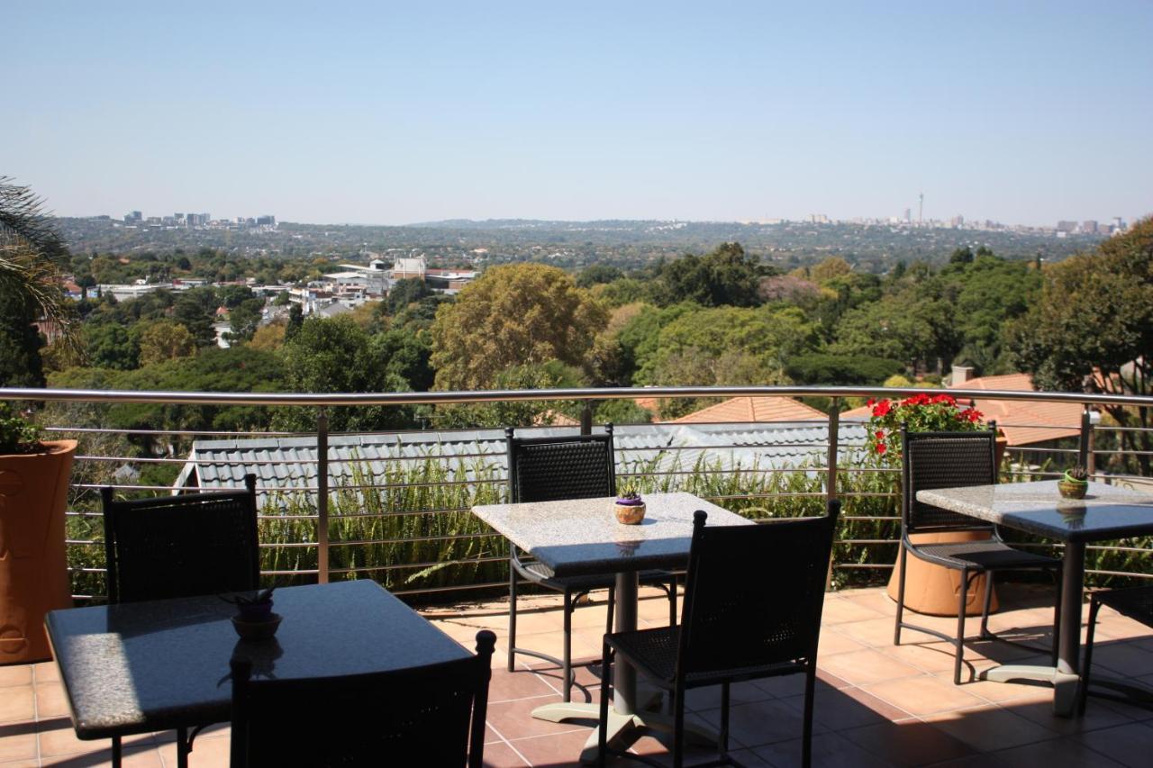 Over The Moon Guesthouse Йоханнесбург Экстерьер фото