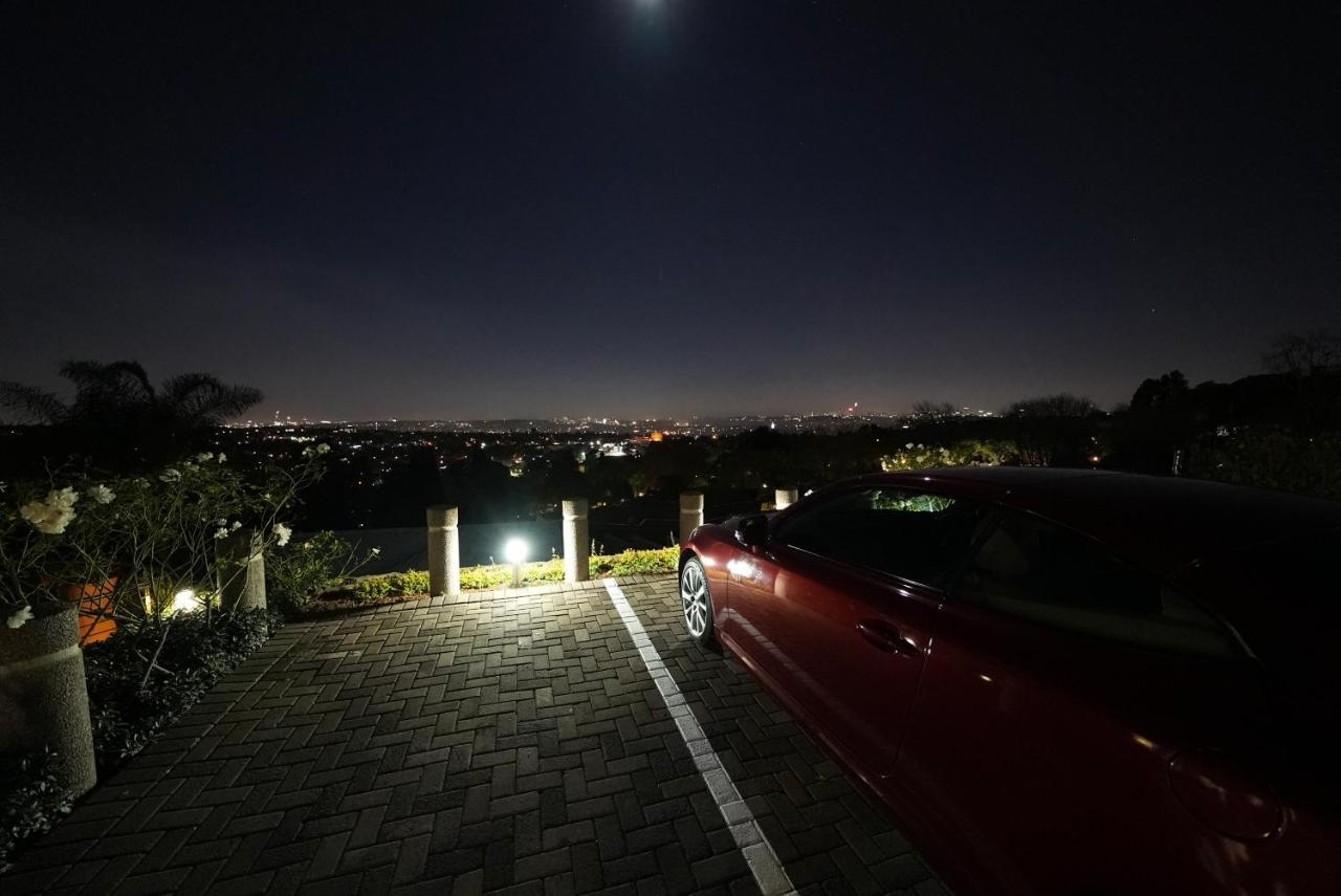 Over The Moon Guesthouse Йоханнесбург Экстерьер фото
