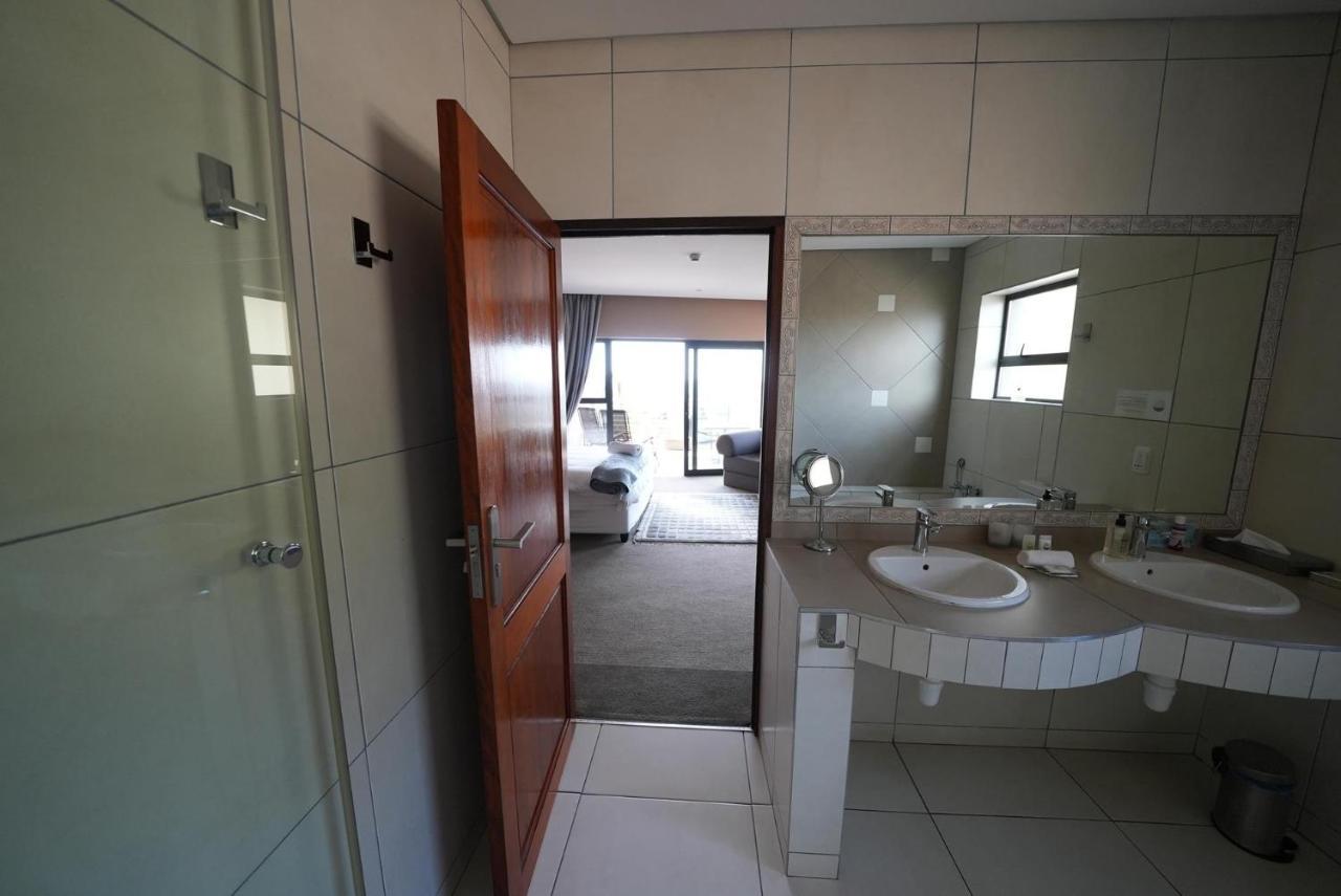 Over The Moon Guesthouse Йоханнесбург Экстерьер фото
