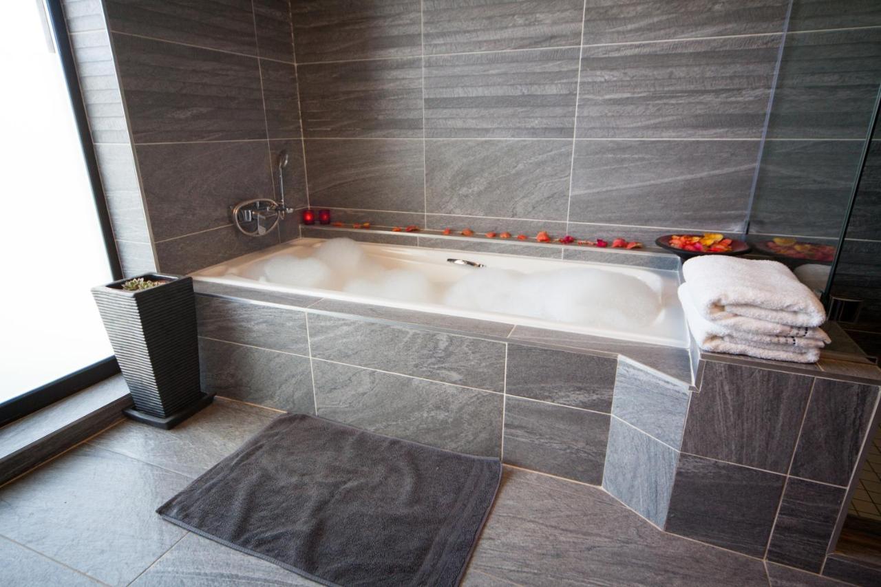 Over The Moon Guesthouse Йоханнесбург Экстерьер фото