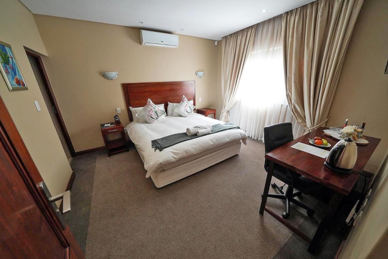 Over The Moon Guesthouse Йоханнесбург Экстерьер фото