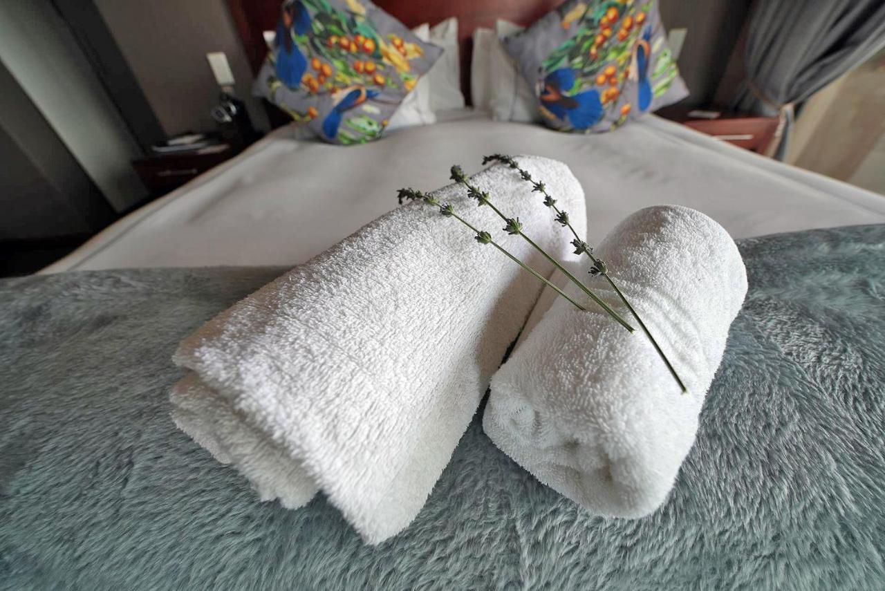 Over The Moon Guesthouse Йоханнесбург Экстерьер фото
