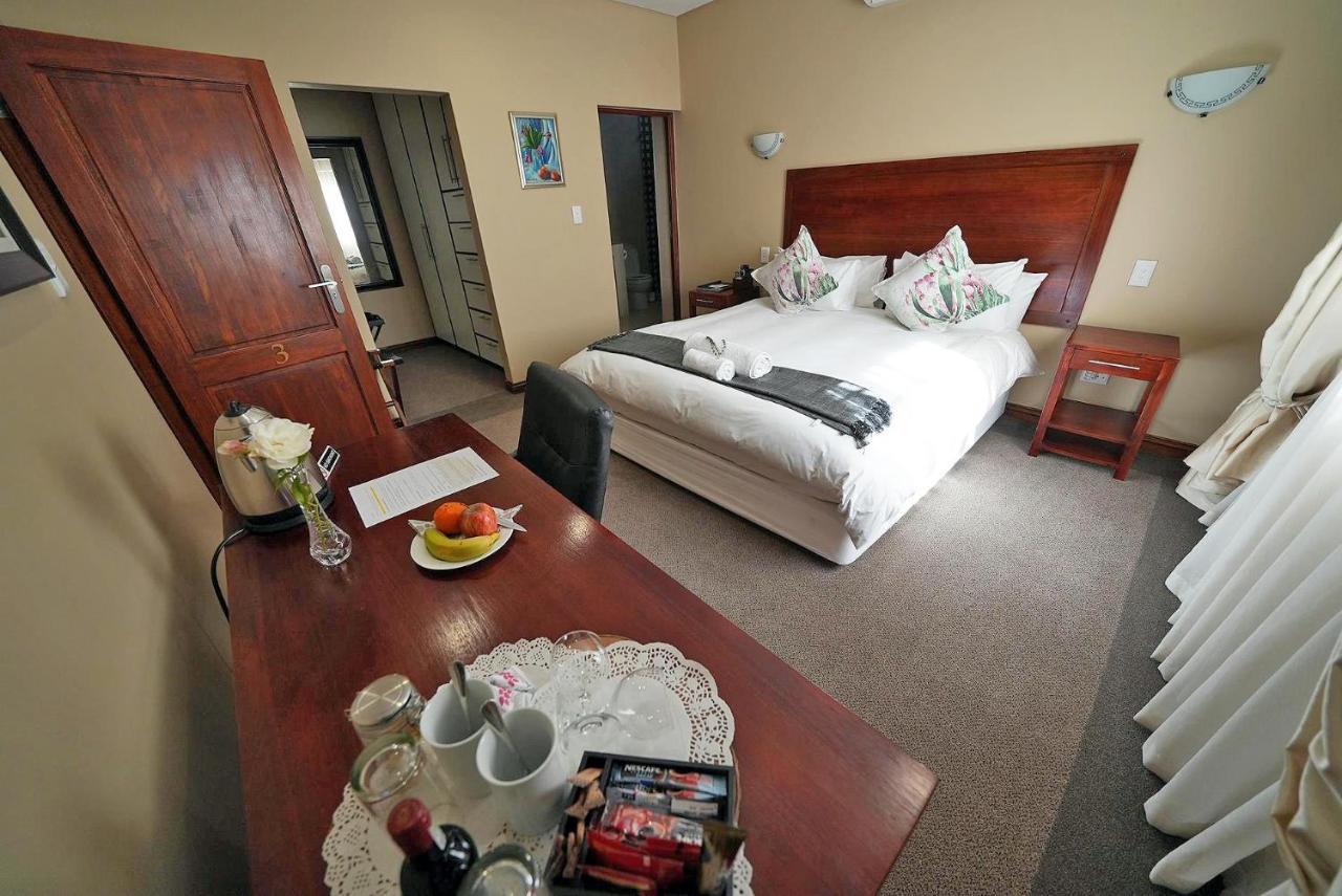 Over The Moon Guesthouse Йоханнесбург Экстерьер фото