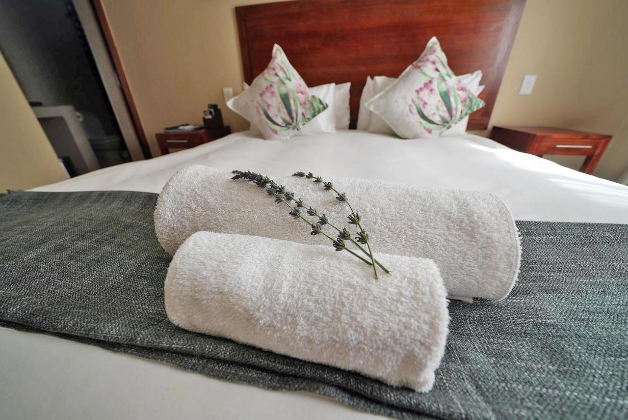 Over The Moon Guesthouse Йоханнесбург Экстерьер фото