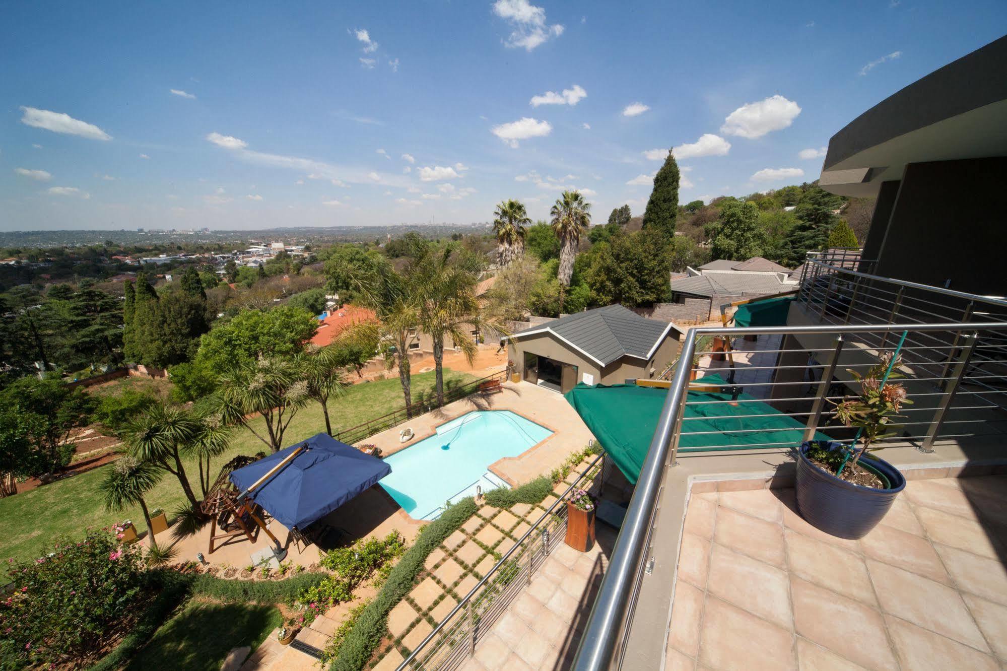 Over The Moon Guesthouse Йоханнесбург Экстерьер фото